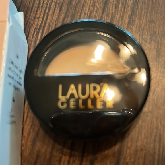 Laura Geller baked French vanilla highlighter - Picture 3 of 4